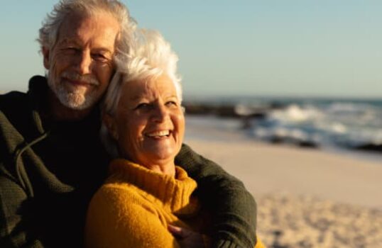 Glückliches Paar Senioren am Strand