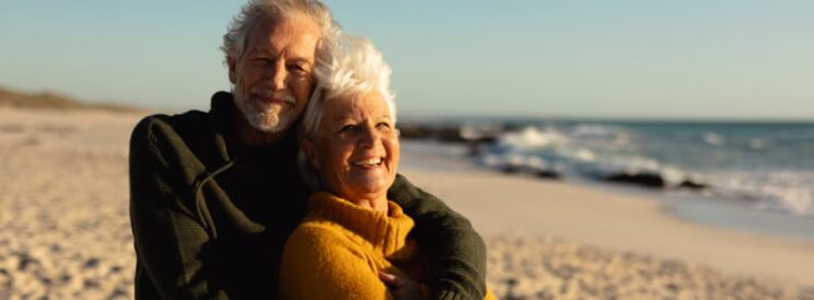 Glückliches Paar Senioren am Strand
