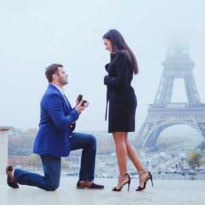 Romantischer Heiratsantrag mit Kniefall in Paris