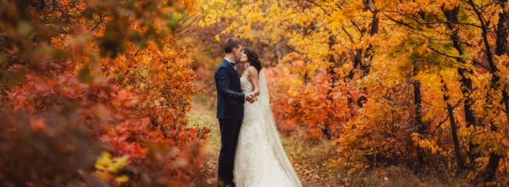 Herbsthochzeit Brautpaar im Wald