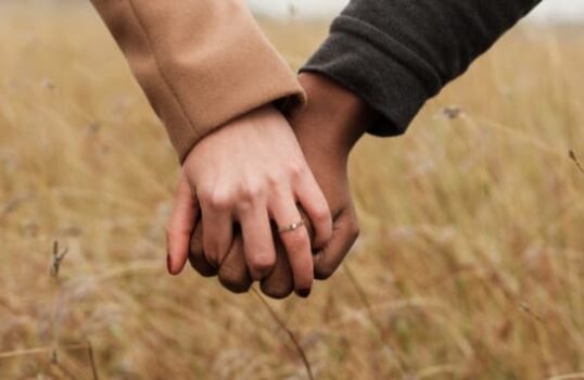 Verlobungsring an welcher Hand